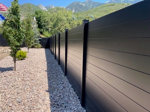 Wholesale Outdoor Waterproof WPC Fence Panels, Heat-treated Plastic Composite Material, Villa Garden Privacy Fences with Relief Carvings